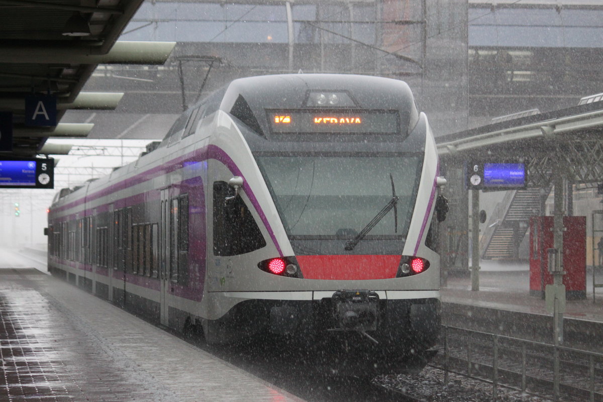 Glücklich sind diejenigen die sich am Nachmittag des 22.07.2017 während eines heftigen Gewitterschauers im trockenen und warmen Innenraum der Linie K nach Kerava befinden. Hier im Bahnhof Tikkurila.