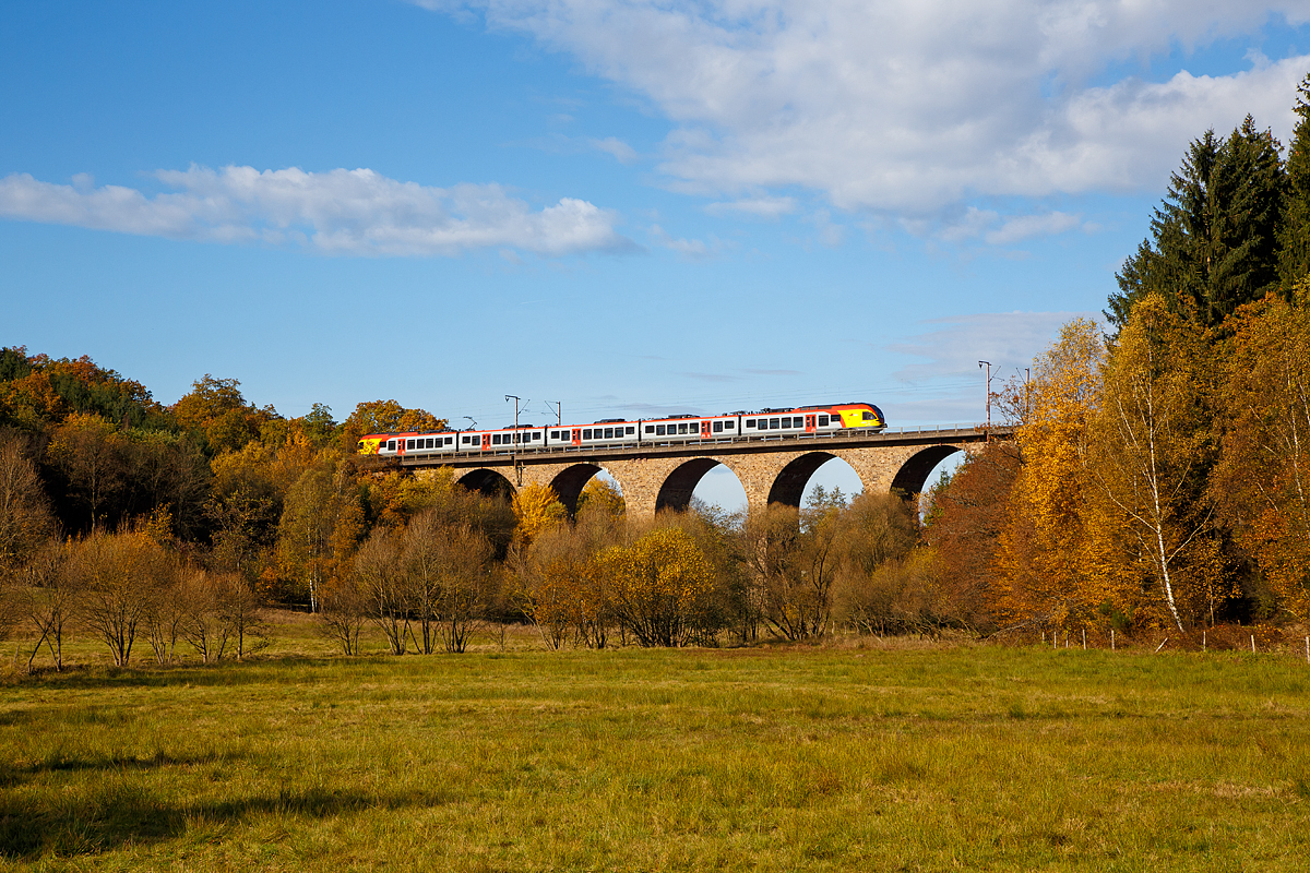 
Goldener Herbst: Ein 5-teiliger Flirt der HLB (Hessischen Landesbahn) als RE 99 Main-Sieg-Express (Siegen-Gießen), fährt am 30.10.2016 über den Rudersdorfer Viadukt in Richtung Gießen.