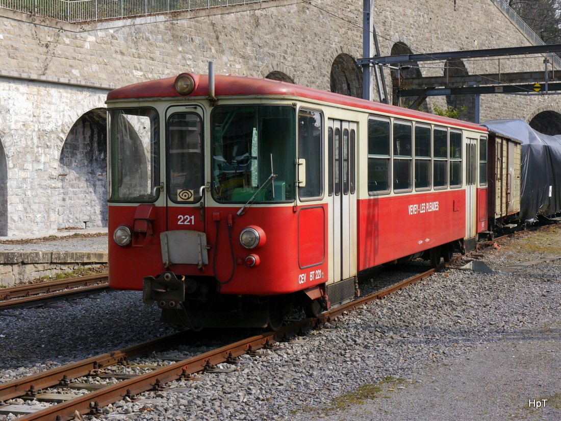 Goldenpass / MVR - Steuerwagen Bt 221 abgestellt im Bahnhof von Vevey am 14.03.2015