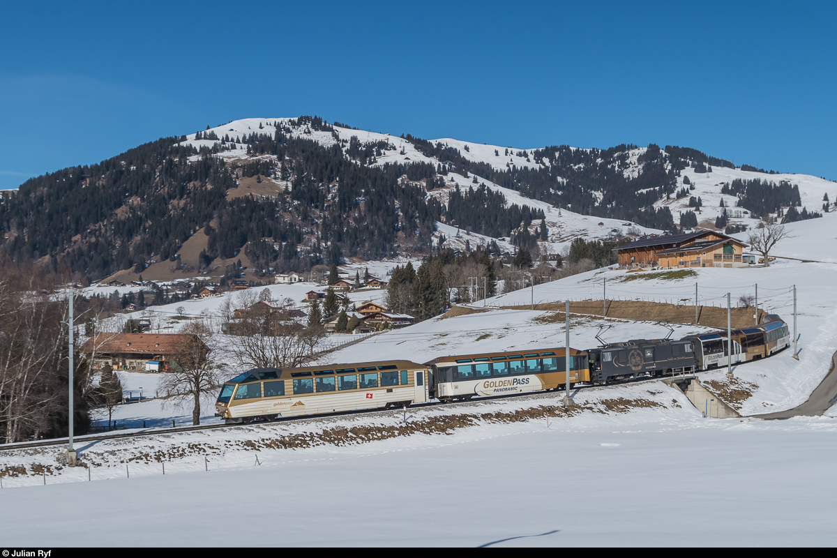 GoldenPass Panoramic mit GDe 4/4 6002 am 13. Februar 2017 zwischen Gruben und Gstaad. 
