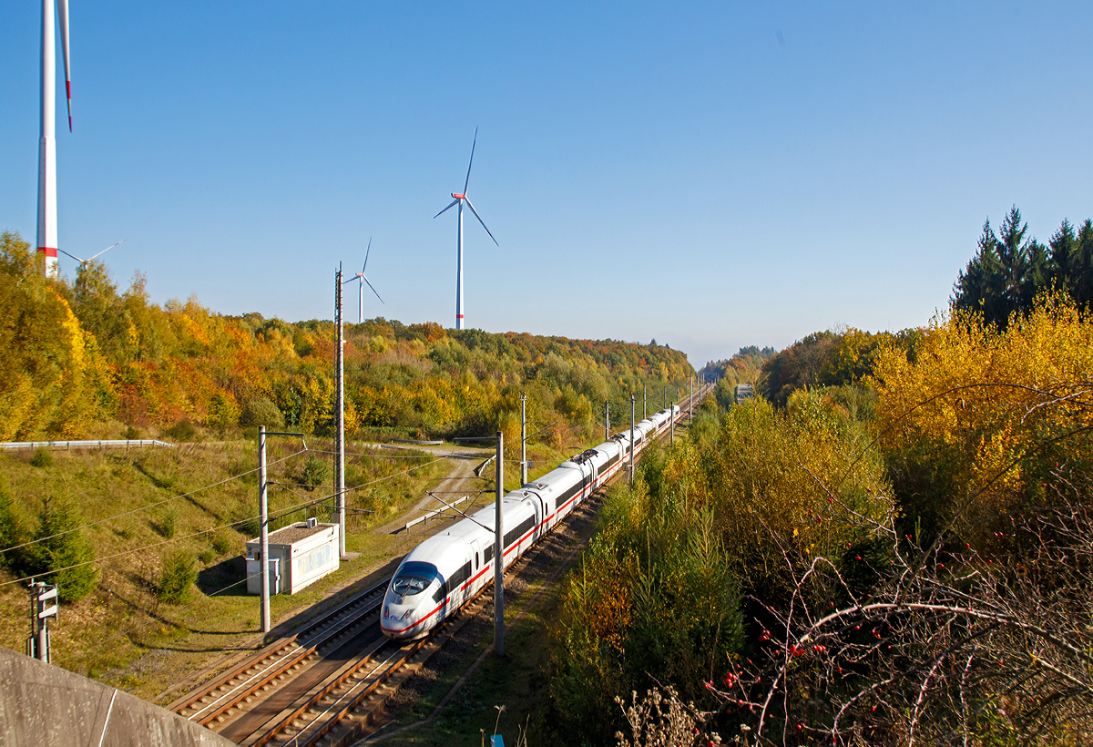 
Goldner Oktober - Der ICE-3M (BR 406) Tz 4651  Amsterdam  der Nederlandse Spoorwegen schießt, mit ca. 300 km/h, am 15.10.2017 aus dem Südportal des 1.110 m langen Tunnel Elzer Berg, bei km 101,6 der Schnellfahrstrecke Köln–Rhein/Main (KBS 472) und rauscht in Richtung Frankfurt. 
Dieser ICE 3M ist Eigentum der Nederlandse Spoorwegen, ist aber in Deutschland registriert (93 80 5406 051-3 D-NS u.s.w.) und hat die Zulassungen für Deutschland, Belgien (ETCS) und die Niederlande.