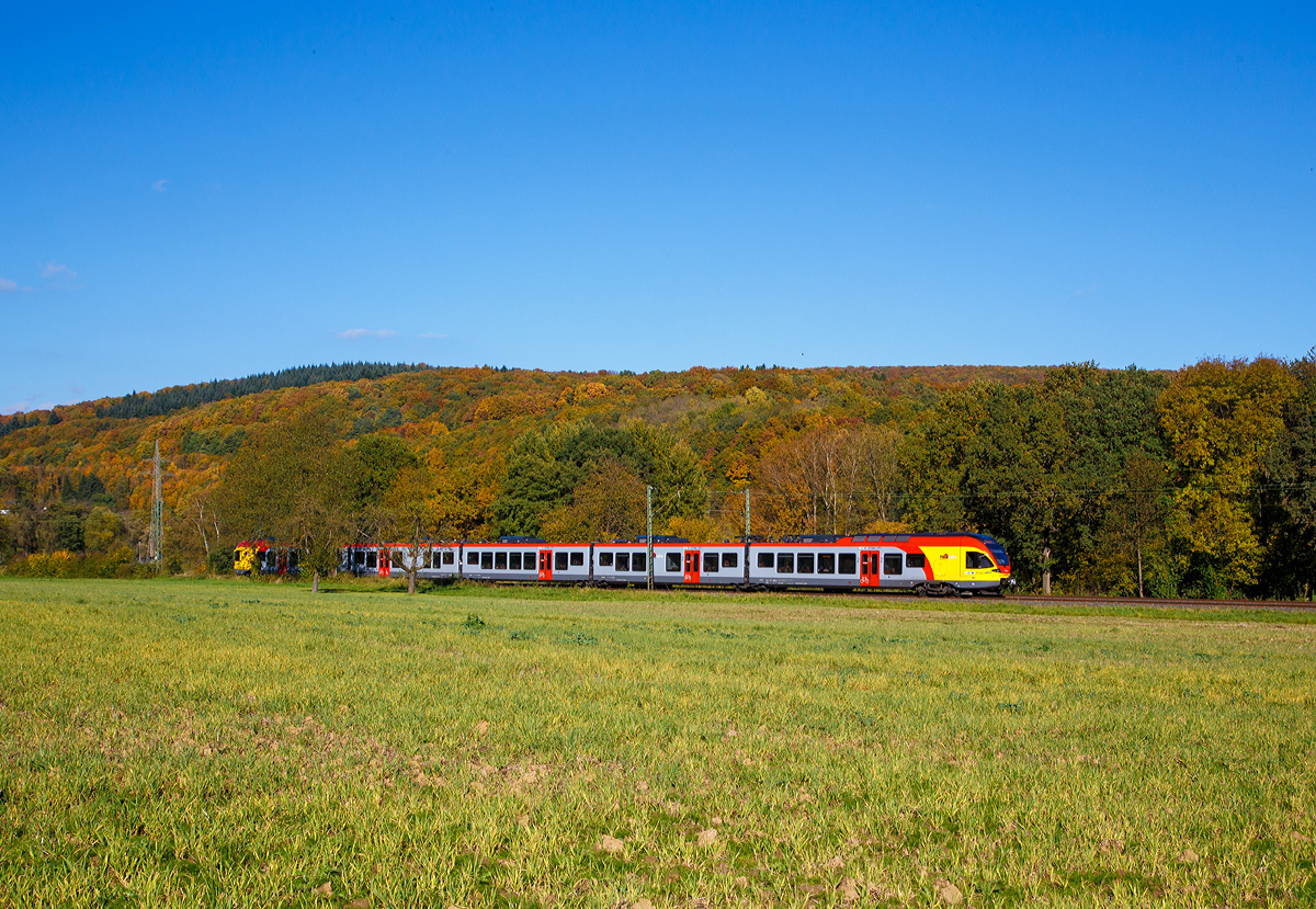 
Goldner Oktober - Ein fünfteiliger Stadler FLIRT der HLB Bahn (Hessischen Landesbahn) fährt am 14.10.2017 zwischen Edingen und Katzenfurt (Dillkreis), als RE 99 (Main-Sieg-Express) Siegen - Gießen - Frankfurt Hbf (Umlauf RE 24959), in Richtung Gießen. 