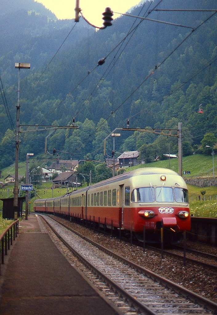 Gotthardbahn 1983: Als TEE  Gottardo  von Milano Centrale durchfährt ein RAe TEE II im Juli 1983 den inzwischen aufgelassenen Haltepunkt Intschi an der Gotthard-Nordrampe. Diese Verbindung haben inzwischen die ETR 610 übernommen.