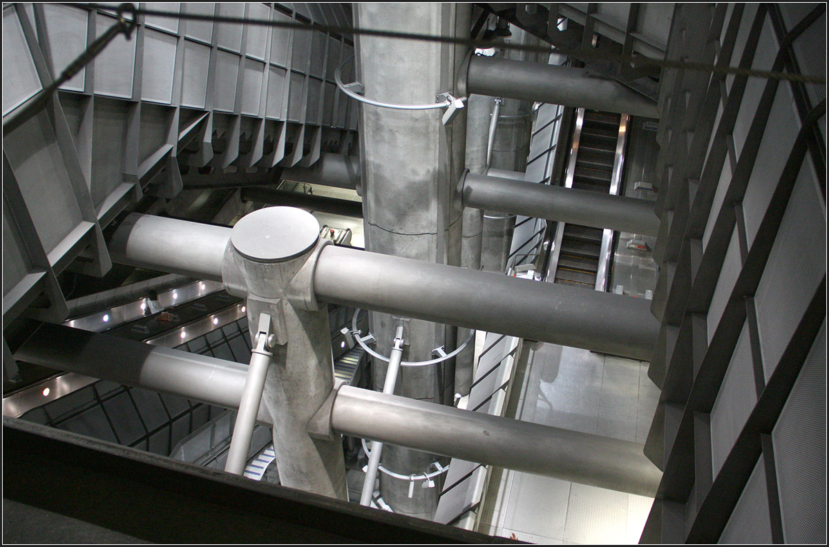 Grau ist die vorherrschende Farbe -

Blick von Oben in die Treppenhalle der Station Westminster. Man hat eher den Eindruck einer Industrieanlage, den einer U-Bahnstation. Die Rolltreppen laufen scheinbar kreuz und quer.

London, 26.06.2015 (M)