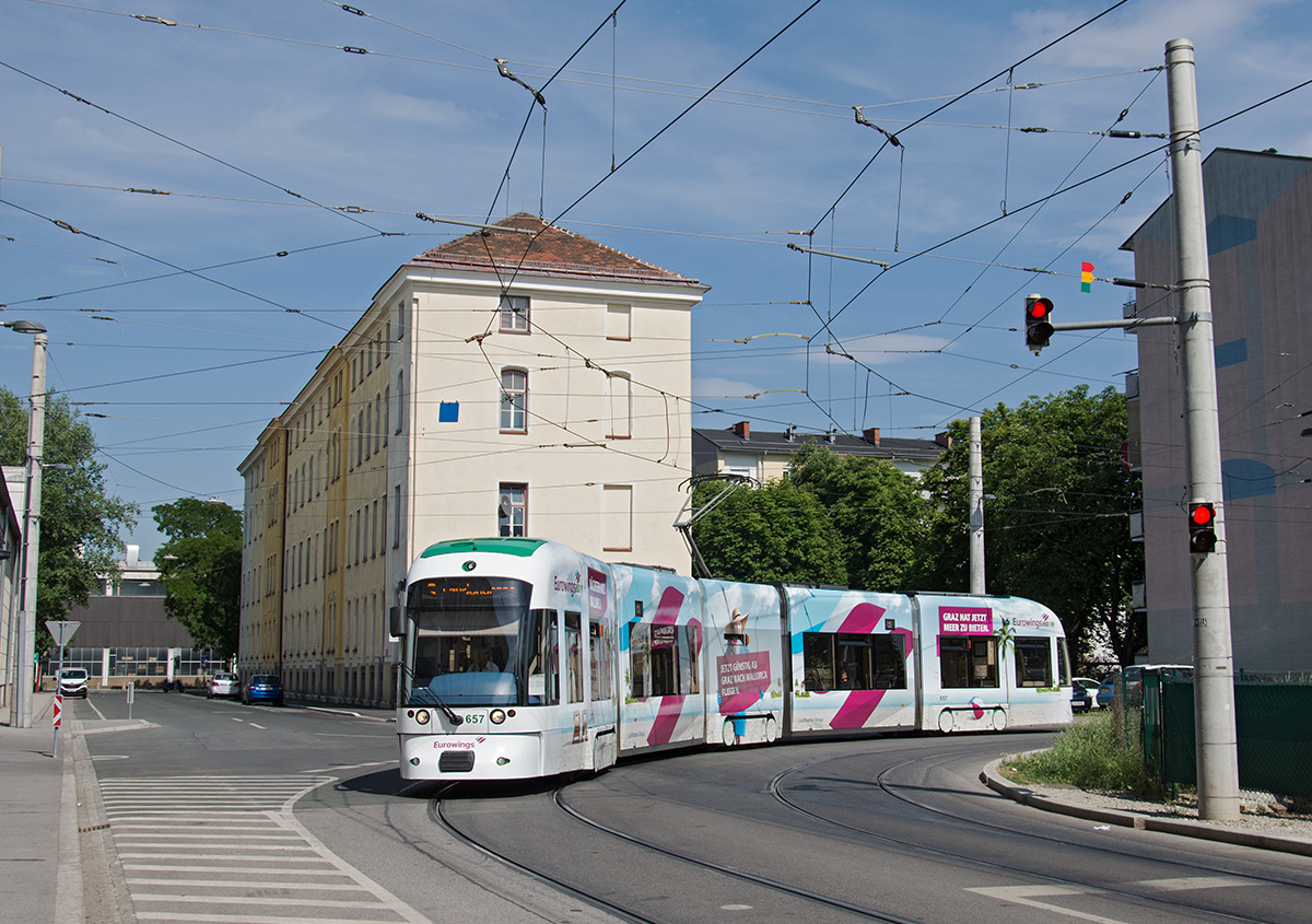 Graz CR 657 mit der neuen Vollwerbung für Eurowings als Linie 3 in der Kreuzung Asperngasse/Laudongasse, 29.05.2017. 