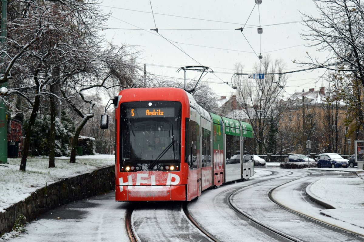 Graz, Variobahn 242 mit 242 einer Vollwerbung für die Initiative „HELP“ der KAGes auf der Linie 7 kurz vor der Haltestelle St. Leonhard/Klinikum Mitte, 13.09.2017