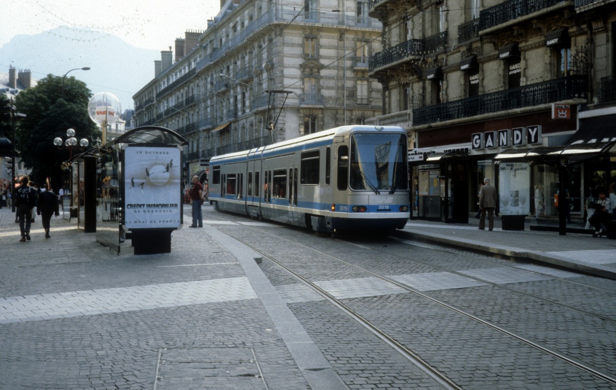 Grenoble TAG SL A (Alstom-TFS 2 2019) Rue Molière im Juli 1988.