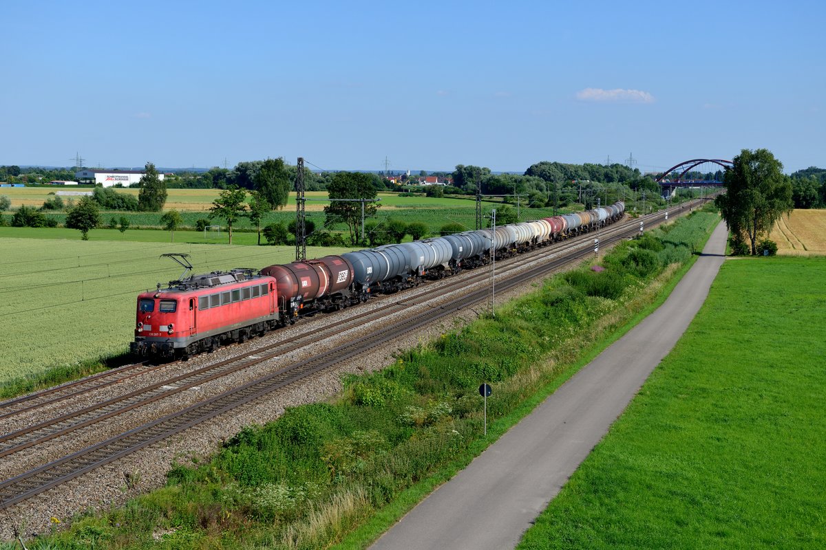 Groß war die Freude, als von der Ingolstädter Strecke ein Güterzug eingefahren kam. Die 139 287 der BayernBahn bespannte einen Kesselwagenzug, am Zugschluss leistete die 212 100 Schub-Unterstützung (leider kaum sichtbar). Ziel und Regelmäßigkeit der Fahrt sind mir bedauerlicherweise unbekannt (Nordheim, 30. Juni 2015).