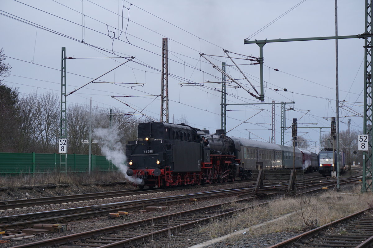 Großer Bahnhof in Groß Gleidingen: 41 096 wartet am 3.März auf die Weiterfahrt in Richtung Hildesheim, anbei der Sonderzug für die Fahrt nach Berlin ins Technikmuseum. (geknipst vom Feldweg, der hinter dem Stellwerk zu dieser Stelle führt)