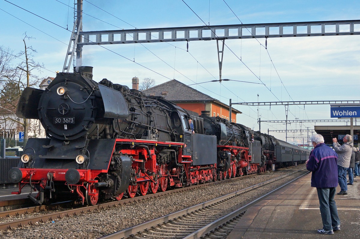 Grosser Bahnhof Wohlen: Die Ankunft des Dampfzuges mit drei Dampflokomotiven vermochte eine sehr grosse interessierte Zuschauermenge zu mobilisieren. Ankunft von 50 3673, 01 202 und 012 066 bei ihrer Ankunft in Wohlen am 7. März 2015.
Foto: Walter Ruetsch 