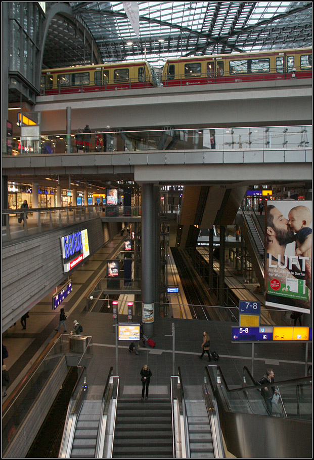 Großer Höhenunterschied -

zwischen den oberen und den unteren Gleisen. Blick in den Berliner Hauptbahnhof mit seinen zahlreichen Ebenen. Fotografisch ist dieser Bahnhof in seiner Räumlichkeit nur schwer zu fassen.

29.02.2016 (M)
