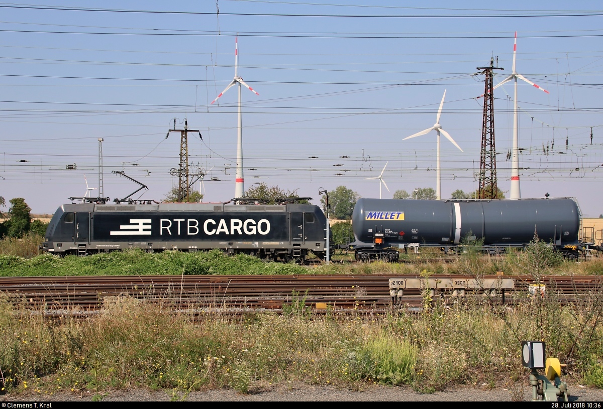 Großkorbetha und die Windräder. Dazu noch die umweltfreundliche Bahn...
Im Vordergrund erreicht ein Kesselzug mit 185 572-5 MRCE, vermietet an die RTB Cargo GmbH, selbigen Bahnhof.
[28.7.2018 | 10:36 Uhr]