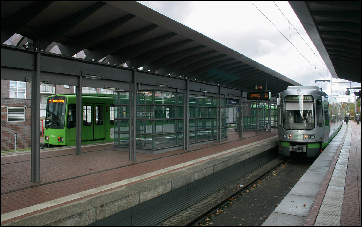 Grün und Silber -

... in Wettbergen. Seit 1999 wird diese Endstelle von der Linie 3 angefahren. Diese Station hat zwei Gleise an einem Mittel- und einem Seitenbahnsteig. Vom Seitenbahnsteig kann direkt in die Buslinien umgestiegen werden.

01.11.2018 (M)