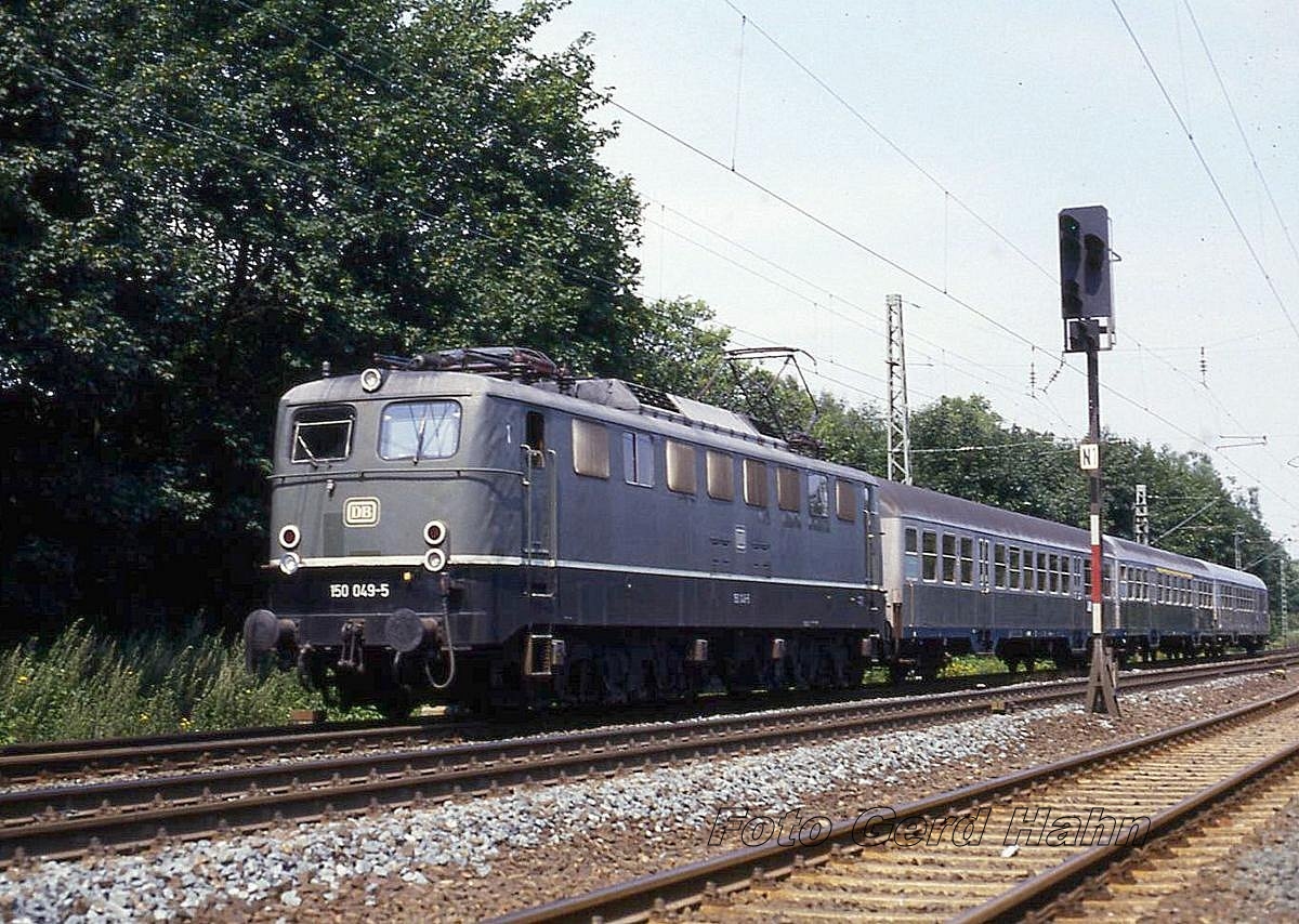 Grüne 150049 mit Nahverkehrszug im Plandienst!
Am 7.8.1987 war sie Zuglok für den N 8618 nach Münster, hier 
um 13.57 Uhr bei der Einfahrt in den Bahnhof Natrup Hagen.