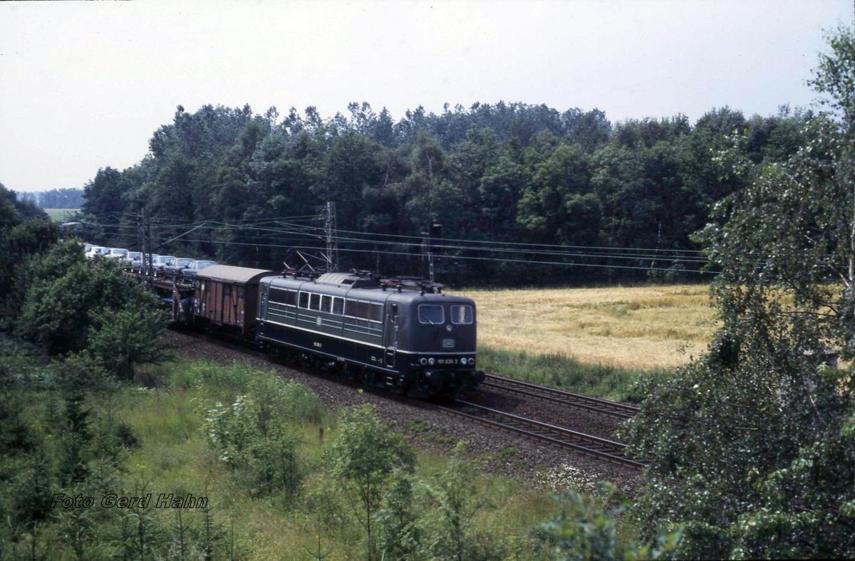 Grüne 151035 mit Autotransportzug am 24.8.1987 in Osnabrück - Hörne Richtung Osnabrück.