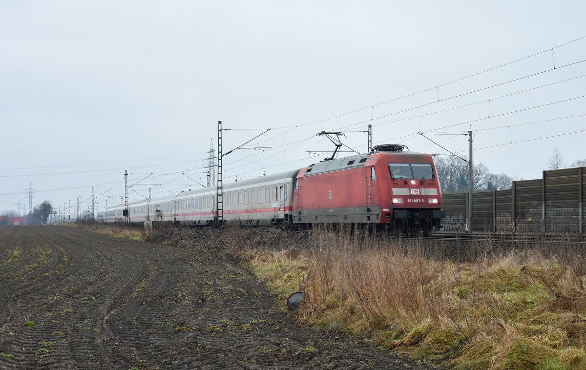 Grüßende Kollegen vom Führerstand sieht man doch immer wieder gerne. 101 087-5 unterwegs als IC in Richtung Hamburg. Höhe Bardowick, 13.03.2018