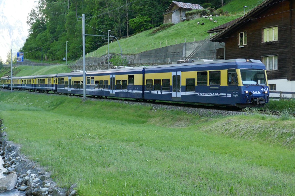 GSW 423 mit dem Regio von Lauterbrunnen nach Interlaken, am 25.5.17 kurz nach Lauterbrunnen.