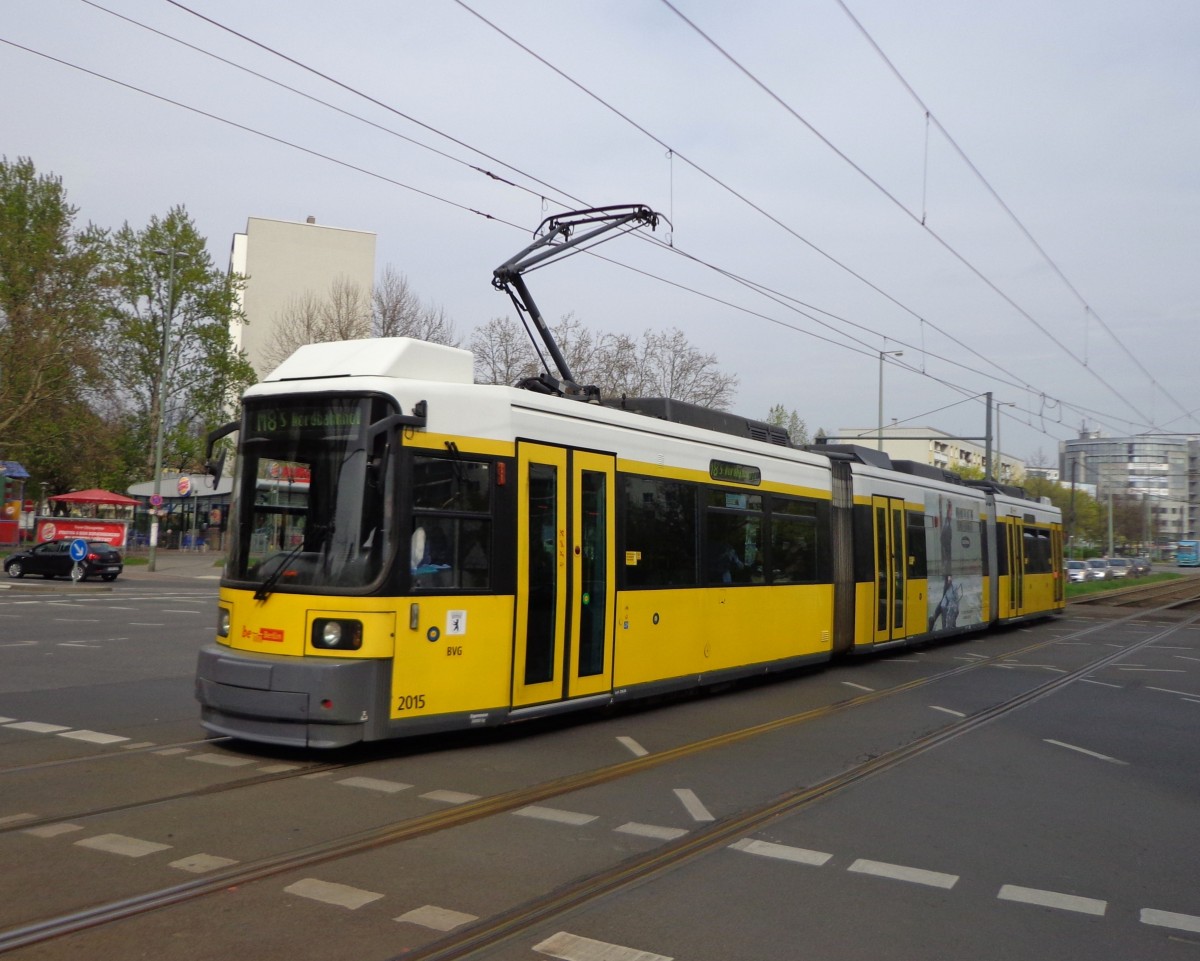 GT6 - Wagen 2015 der BVG als M8 S Nordbahnhof am S-Bhf. Landsberger Allee (5.4.14)