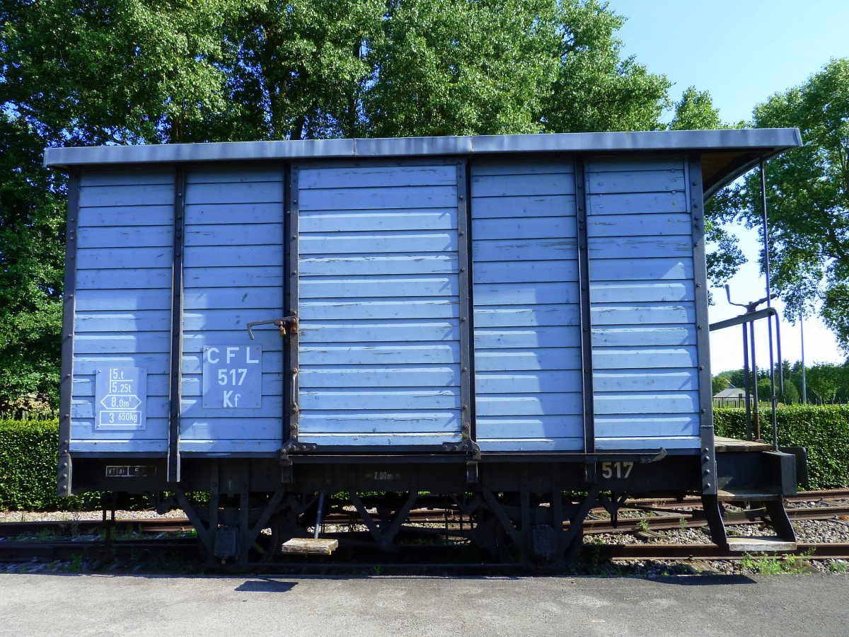 Güterwagen ex CFL 517 Kf als Monument im ehemaligen Bahnhof von Niederpallen auf der ehemaligen Schmalspurstrecke (Spur 1m) von Noerdange nach Martelange, heute zum Radweg PC17 & PC18 umgebaut. 11.07.2015