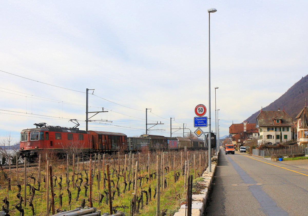 Güterzüge am Bielersee: Re 420 260 im Winzerdörfchen Chavannes. 6.März 2019 
