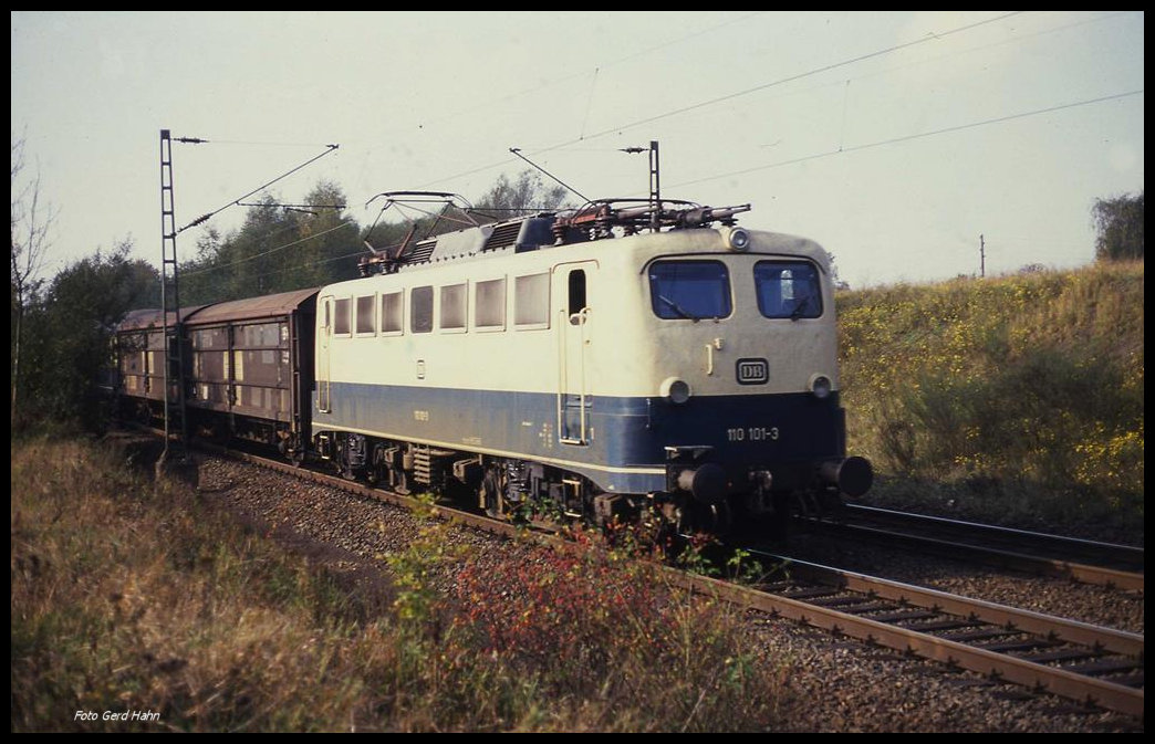 Güterzüge bespannt mit der Baureihe 110 waren 1989 nicht unbedingt an der Tagesordnung. Hier hat 110101 einen am Haken und ist am 25.10.1989 um 12.29 Uhr damit bei Eilendorf in Richtung Köln unterwegs.