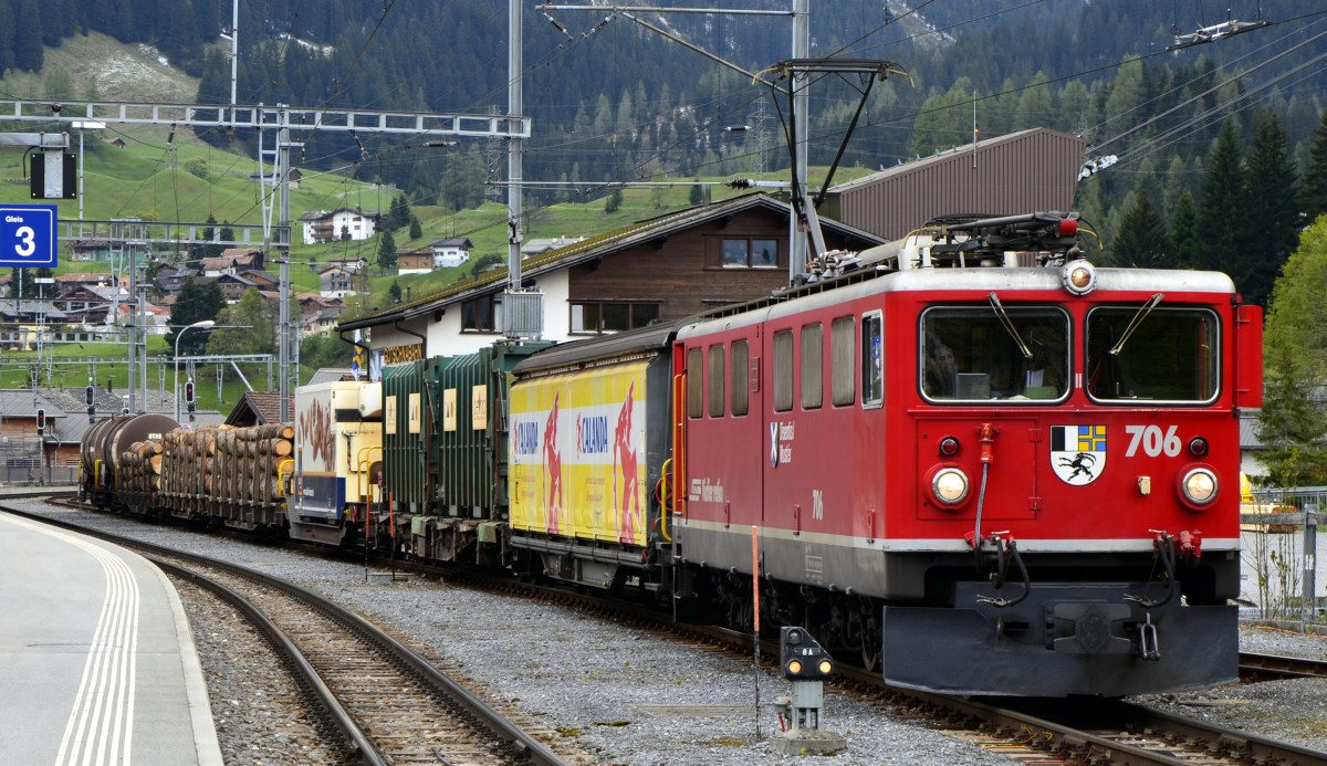 Güterzug, bespannt mit der Ge 6/6 II Nr. 706 Disentis/Muster wartet im Bahnhof Klosters Platz auf die Ausfahrt in Richtung Landquart. (14.05.2014)