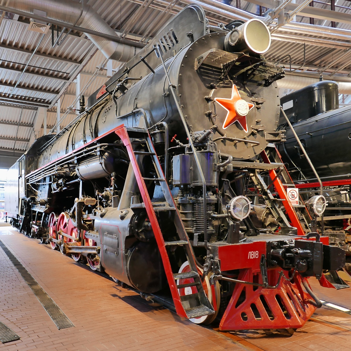 Gueterzug-Dampflok ЛВ18-002 im Russischen Eisenbahnmuseum in St. Petersburg, 4.11.2017
