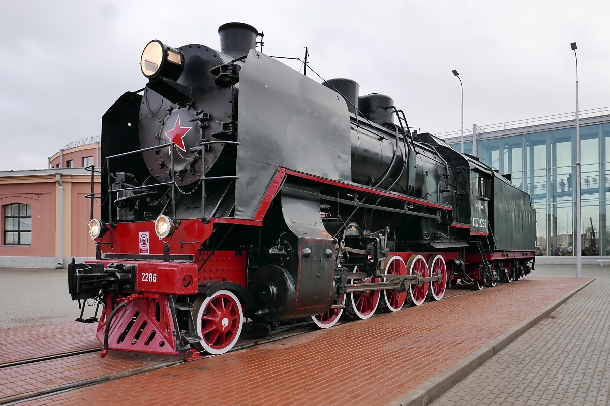 Gueterzug-Dampflok CO17-2286 vor dem Altbau des Russischen Eisenbahnmuseums in St. Petersburg, 4.11.2017
