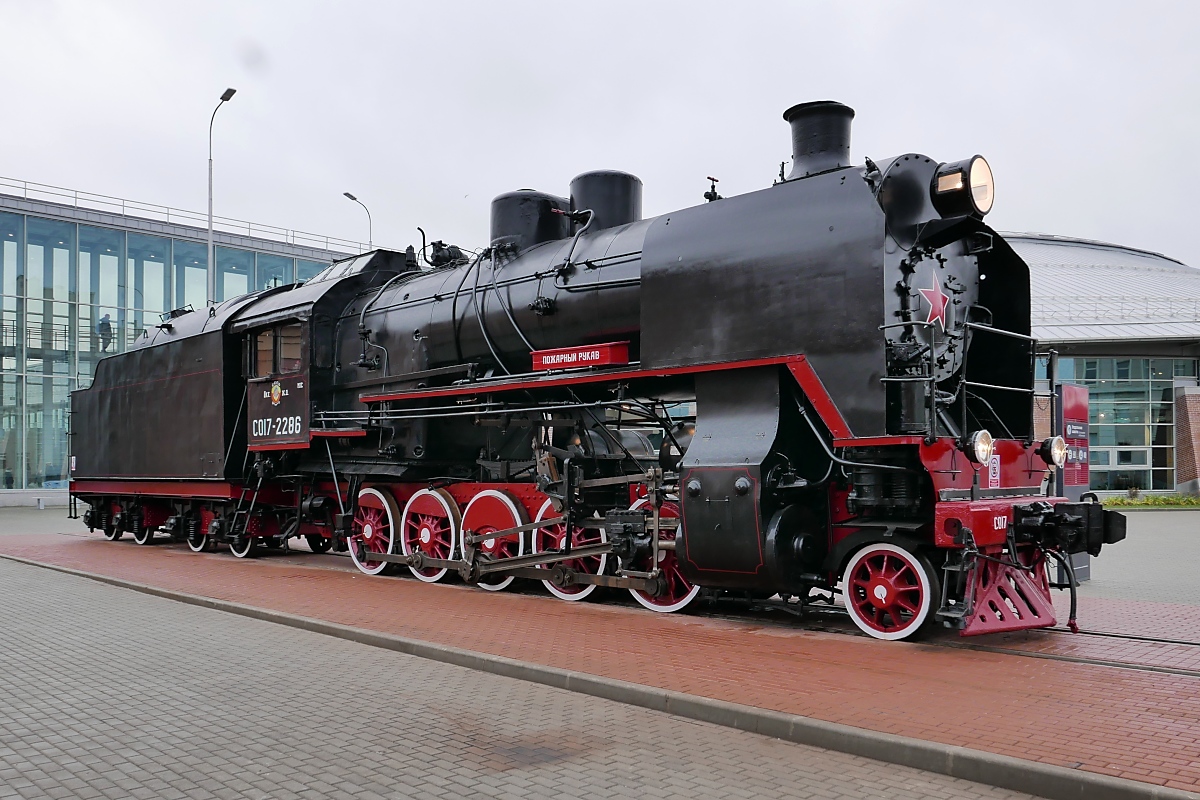 Gueterzug-Dampflok CO17-2286 vor dem Neubau des Russischen Eisenbahnmuseums in St. Petersburg, 4.11.2017