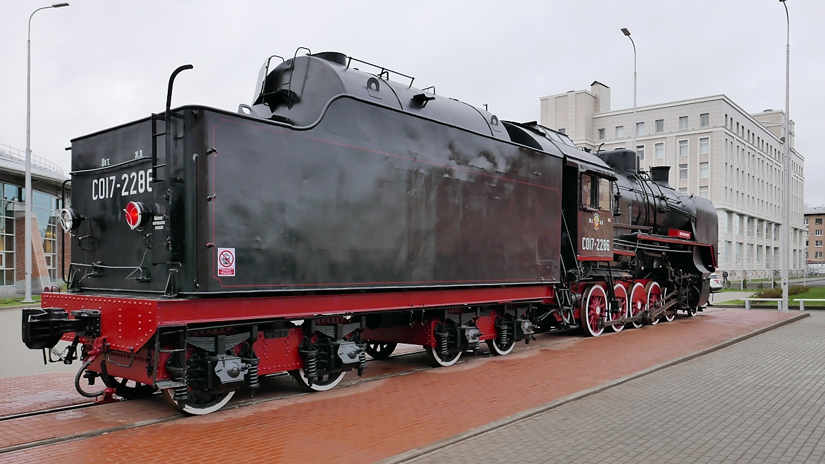 Gueterzug-Dampflok CO17-2286 vor dem Oktoberbahn-Verwaltungsgebäude im Russischen Eisenbahnmuseum in St. Petersburg, 4.11.2017
