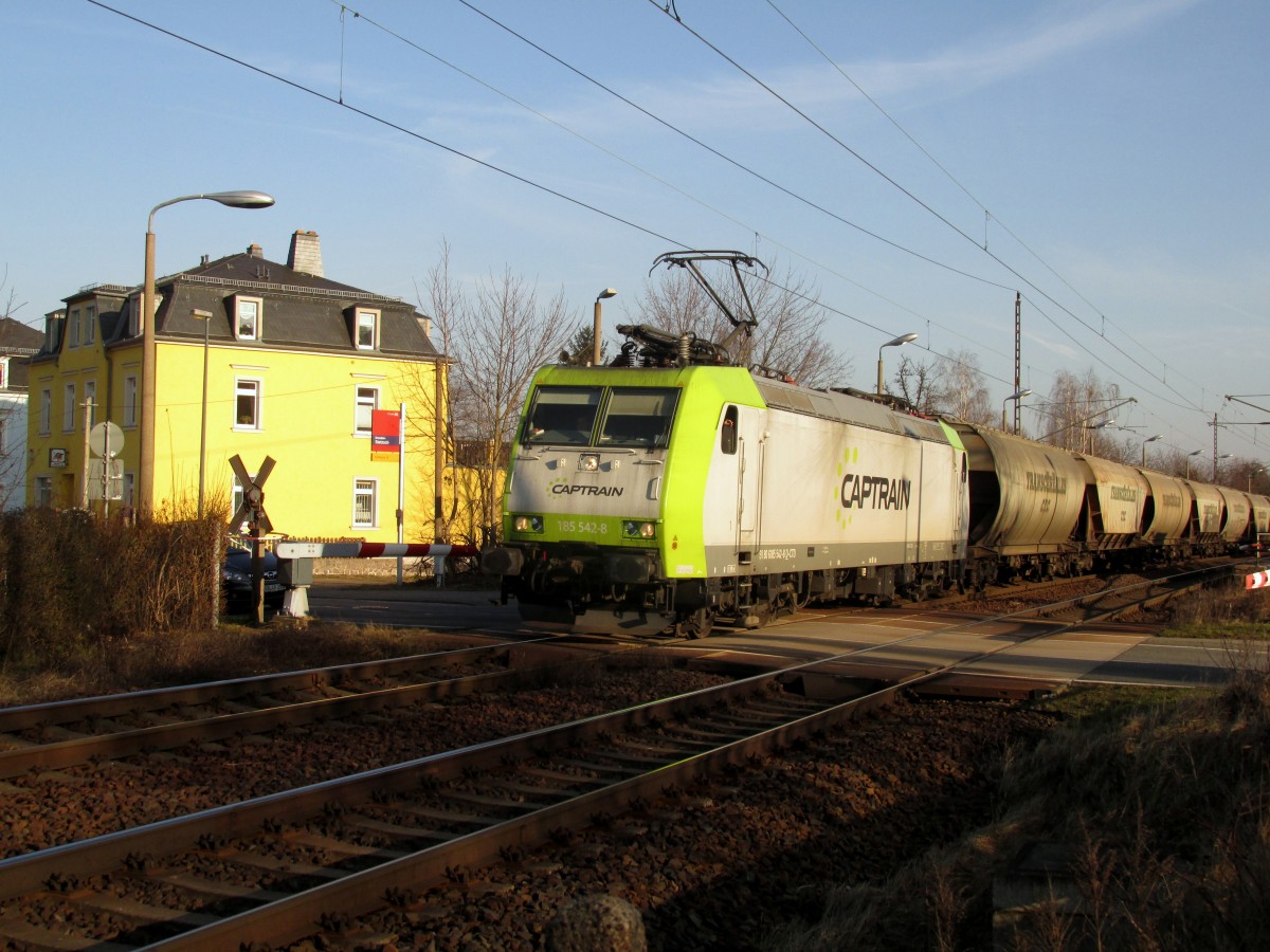 Güterzug mit Captrain 185 542-8 am Bahnübergang DD-Stetsch am 19.02.2015.