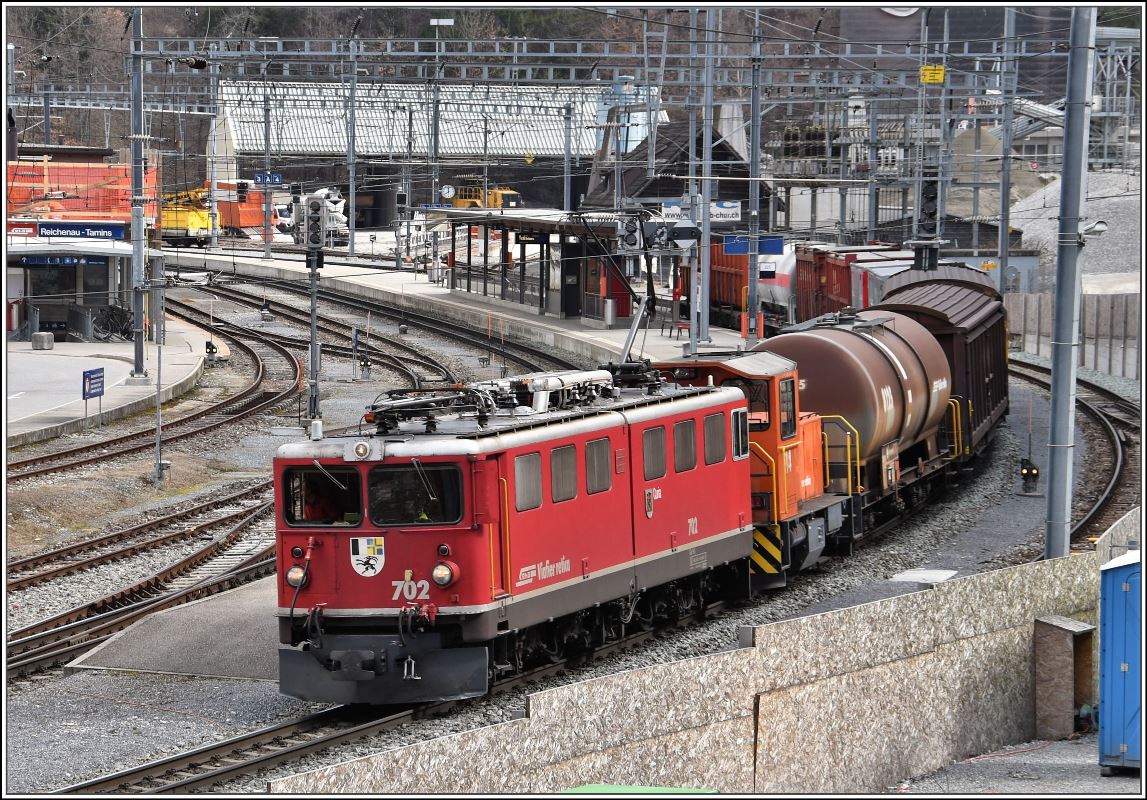Güterzug mit der Ge 6/6 II 702  Curia  auf dem Weg ins Engadin in Reichenau-Tamins. (05.04.2018)