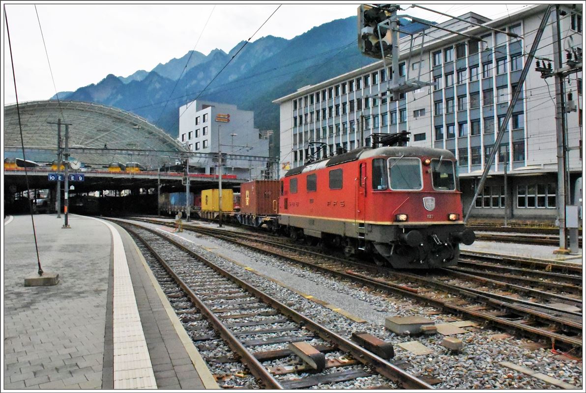 Güterzug nach Ems Werk mit Re 4/4 II 11238 in Chur. (15.09.2016)