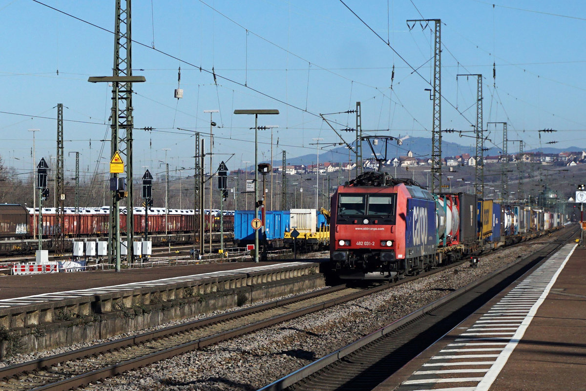 Güterzug von SBB CARGO INTERNATIONAL mit Re 482 031-2 anlässlich der Bahnhofsdurchfahrt Weil am Rhein vom 15. Februar 2019.
Foto: Walter Ruetsch