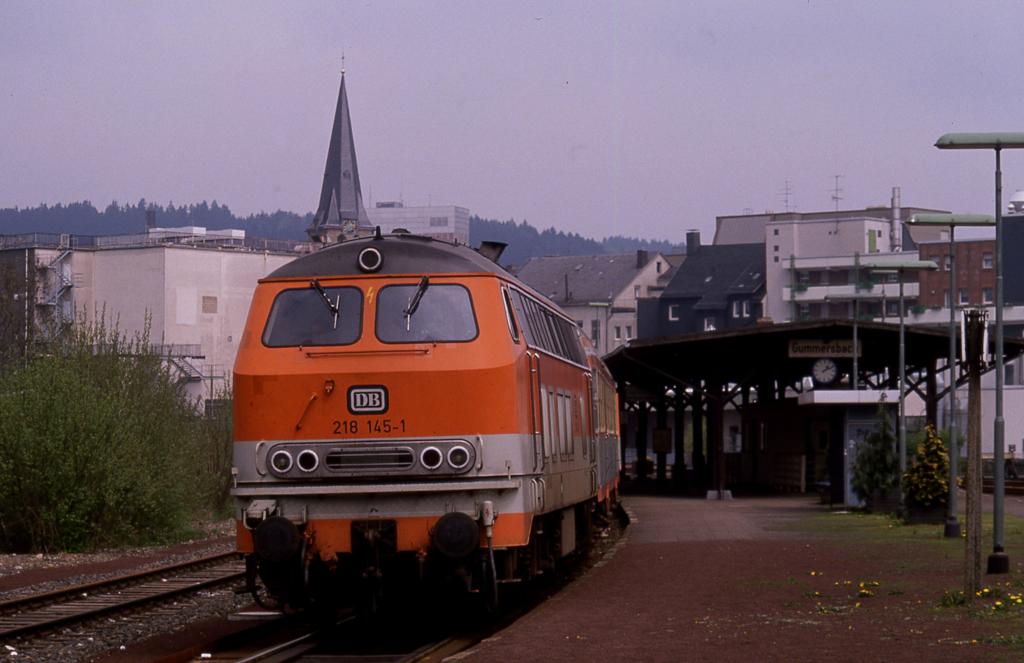 Gummersbach am 25.4.1990: City Bahn Lok 218145 steht um 13.13 Uhr am Bahnsteig abfahrbereit in Richtung Köln.