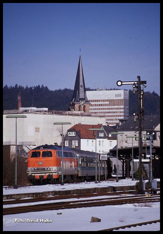 Gummersbach am 26.2.1991: Um 13.13 Uhr steht die Citybahn nach Köln mit Lok 218137 am Bahnsteig.