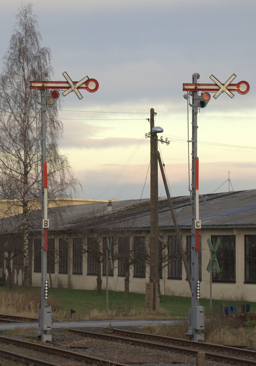 Gut erhaltene Formsignale in Großvoigstberg, Zellwaldbahn.03.12.2017  15:31 Uhr.