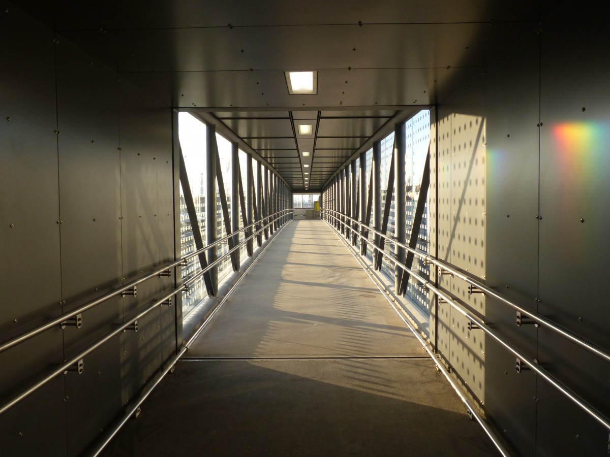 Gut geschützt - mit Dach und Seitenwänden aus Glas - ist die Fußgängerbrücke am Bahnhof Karlshorst. 28.2.2015