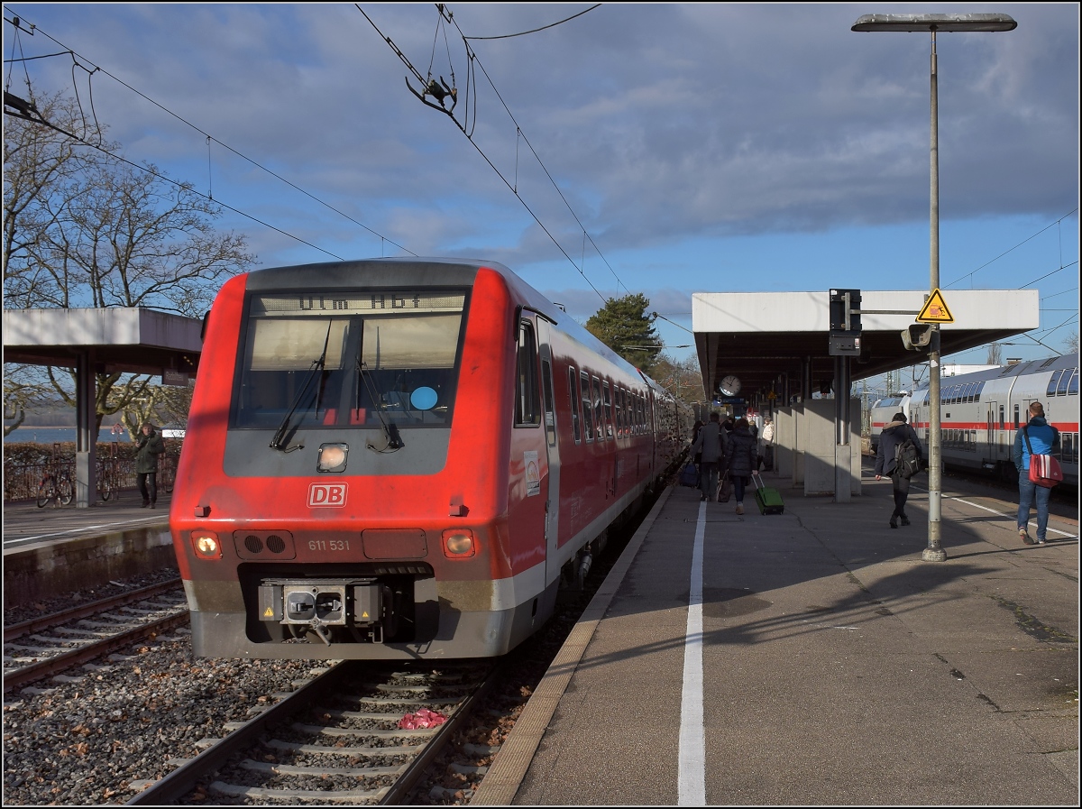 Gutes Wetter in der Fasnachtszeit und närrische Laune sogar beim 611 031 in Radolfzell. Wer es nicht sieht muss beim nächsten Bild reinschauen. Februar 2018.