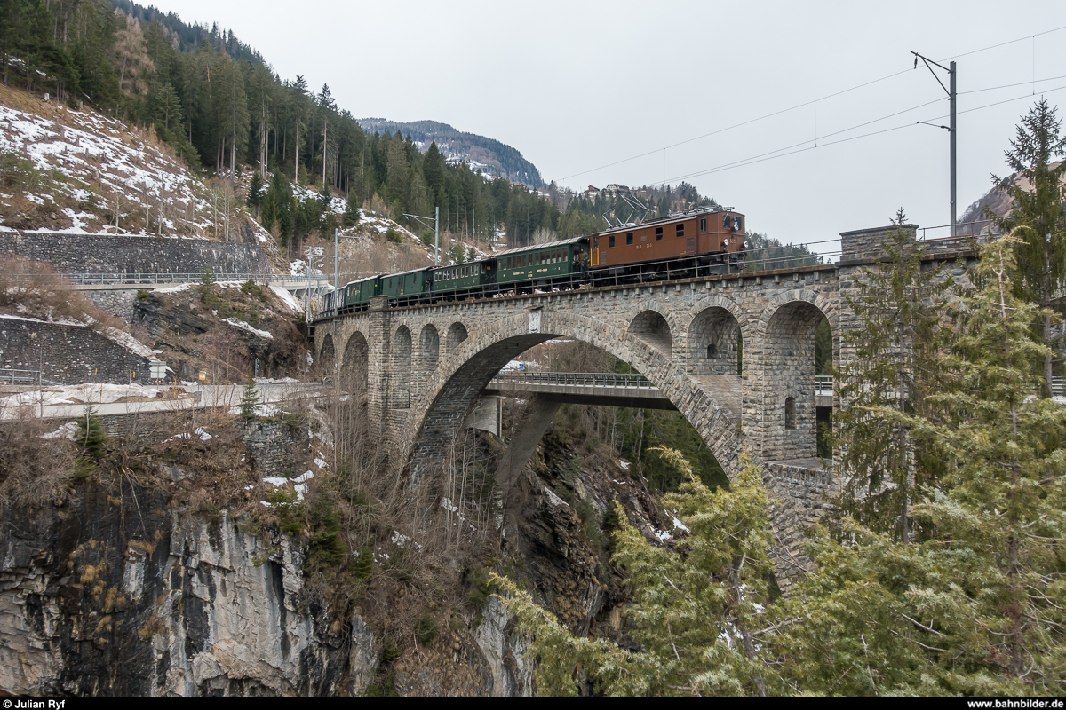 GV-Fahrt der Dampffreunde der RhB am 17. März 2018 von Chur nach Bergün und zurück mit der Ge 4/6 353.<br>
Auf der Hinfahrt beim Überqueren der Solisbrücke.