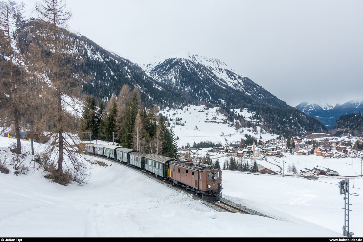 GV-Fahrt der Dampffreunde der RhB am 17. März 2018 von Chur nach Bergün und zurück mit der Ge 4/6 353.<br>
Nach Aussteigen der Fahrgäste in Bergün fuhr der Zug leer nach Samedan. Hier oberhalb Bergün mit dem Dorf im Hintergrund.