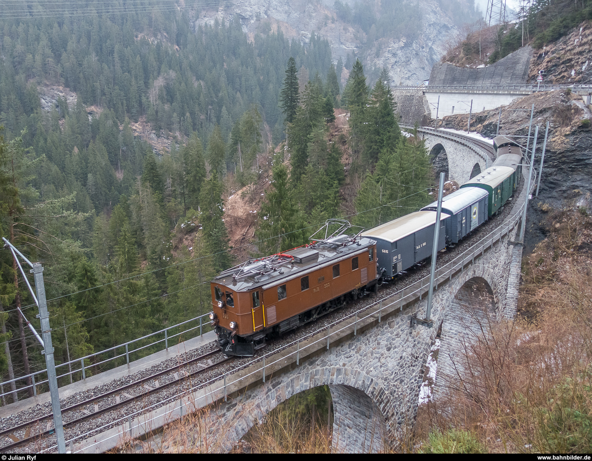 GV-Fahrt der Dampffreunde der RhB am 17. März 2018 von Chur nach Bergün und zurück mit der Ge 4/6 353.<br>
Zwischen Solis und Sils überquert der Zug auf der Rückfahrt den Lochtobelviadukt.