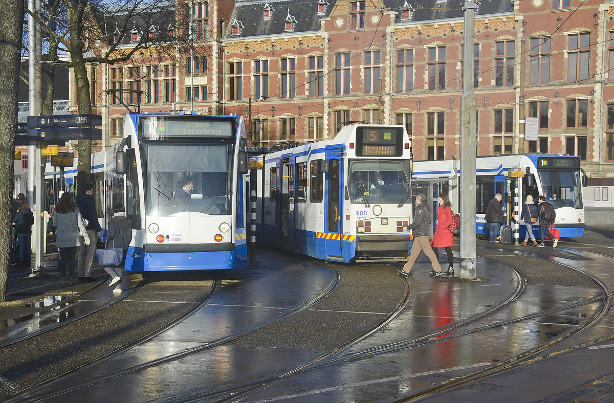 GVB 2007, 908 und 2067 am Centraal Station in Amsterdam. Aufnahme: 4. Januar 2017.