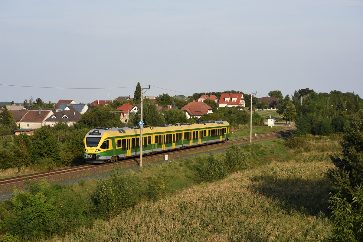 GySEV 415 502 fährt als R 9183 von Szombathely nach Sopron. Kópháza, 03.09.2016