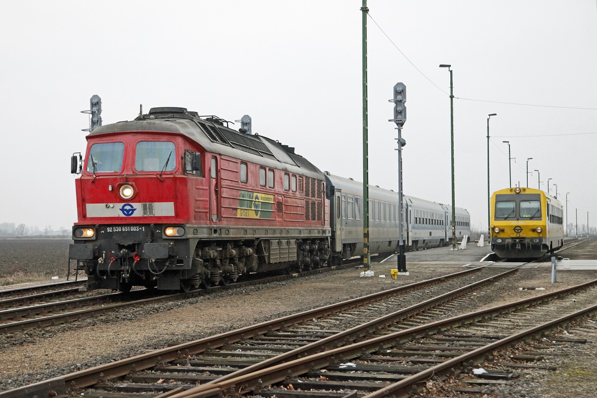 GYSEV - Ludmilla 651 003 mit IC913 (Szombathely - Budapest) überholt im Bahnhof Szil-Sopronnemti den Triebwagen 247 504 der als Regionalzug von Szombathely nach Hegyeshalom unterwegs war. Das Bild entstand am 4.02.2014.