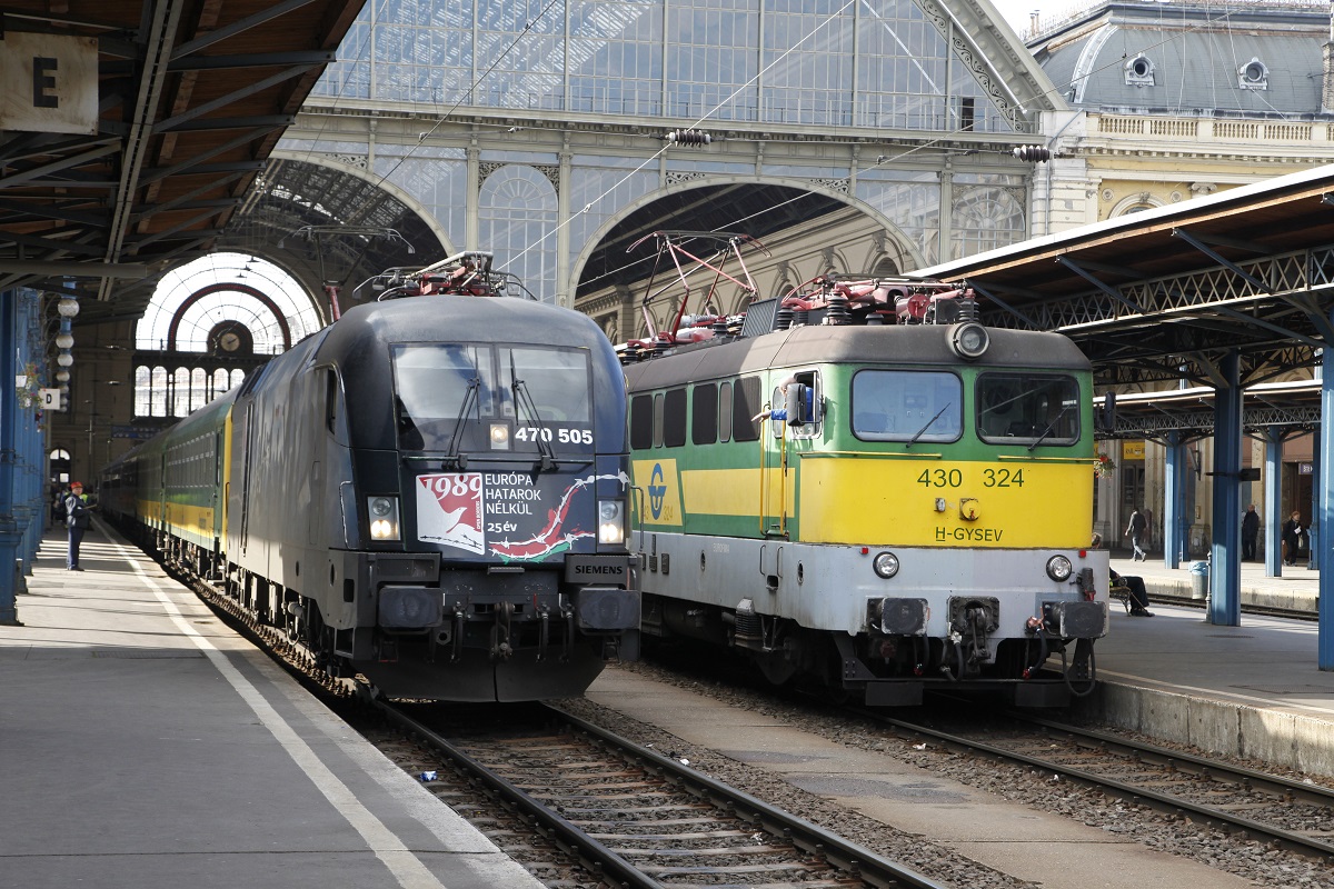 Gysevtreffen in Budpest Keleti am 21.10.2015. 470 505 und 430 324 stehen Kopf an Kopf vor der Bahnhofshalle.