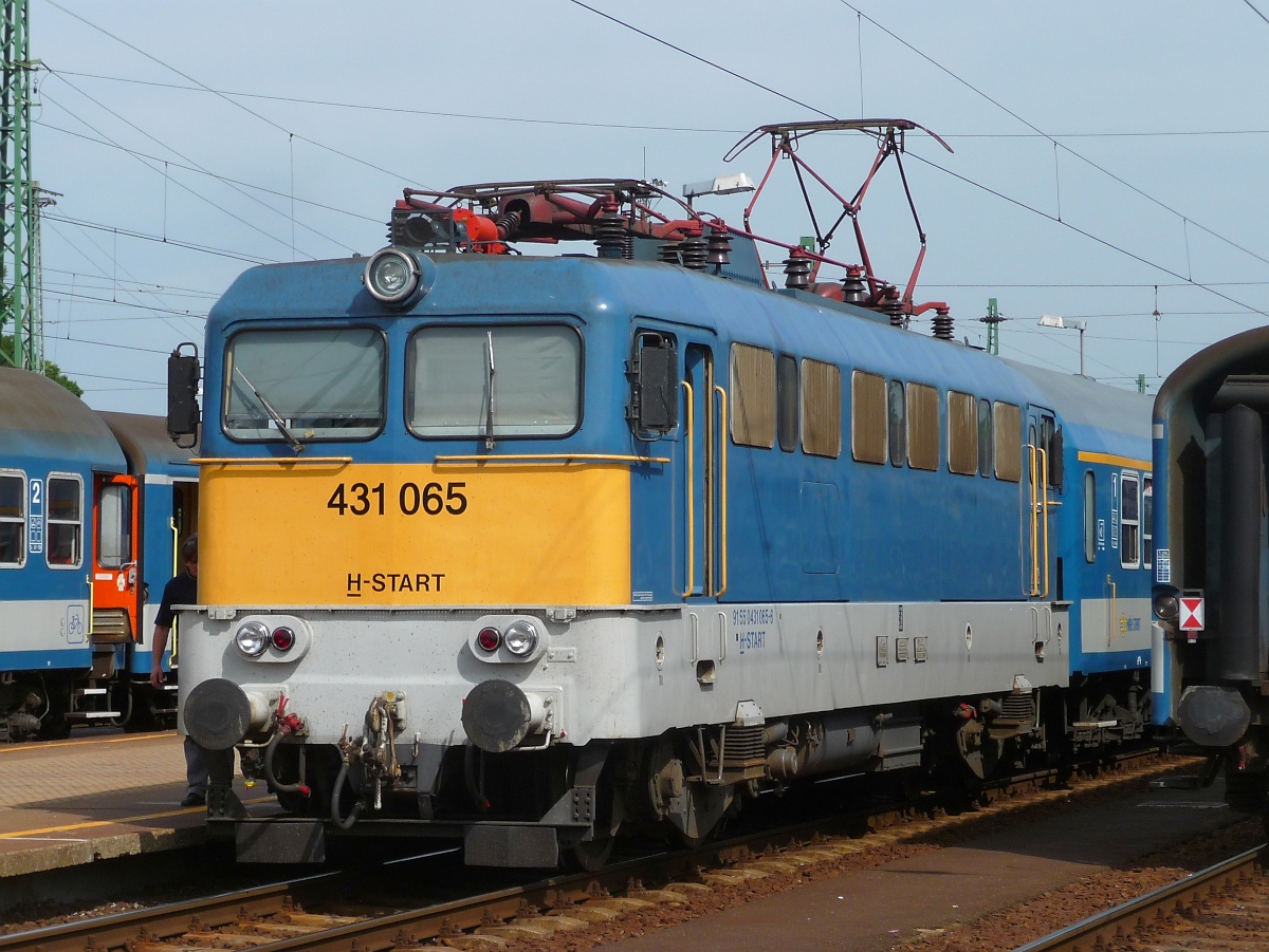 H-START 431-065 im Bahnhof Nyiregyhaza, 29. ‎Mai ‎2016