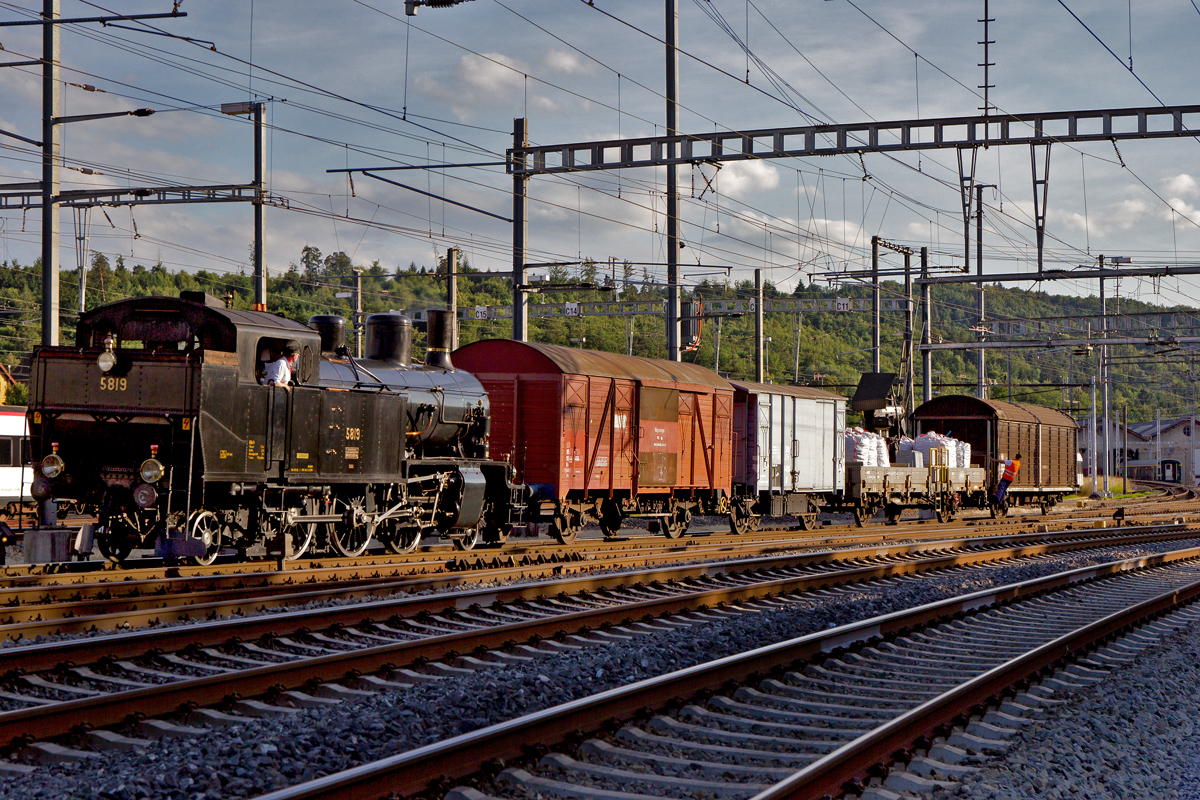  Habersack  Eb 3/5 5819 rangiert einige Güterwagen durch den Bahnhof Brugg.Bild Mai 2015