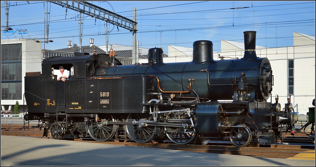 Habersack Eb 3/5 5819 rangiert in Brugg. Mai 2015.