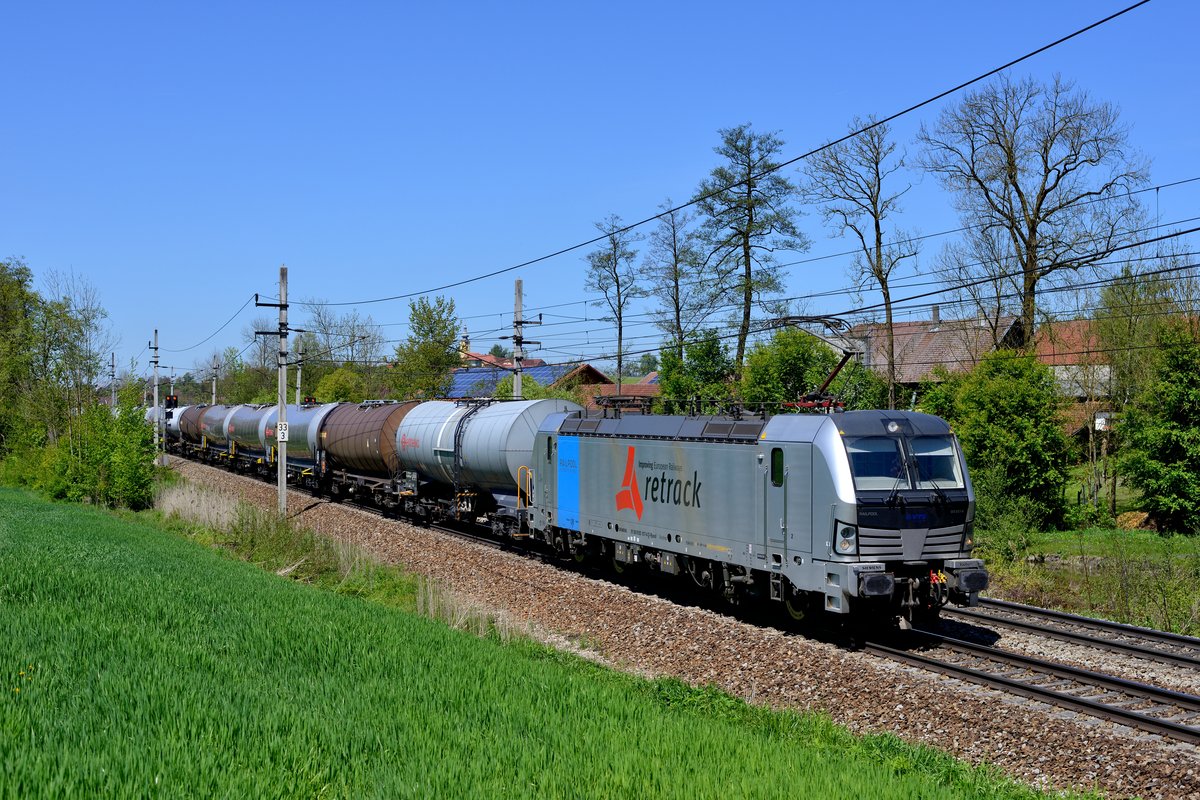 Häufig auf der Passauer Bahn zu beobachten sind Kesselwagenzüge, die von an VTG Rail Logistics vermieteten Railpool Vectrons befördert werden. Am 06. Mai 2017 konnte ich beispielsweise 193 817 mit einem solchen Zug bei Kimpling im Hausruckviertel fotografieren.